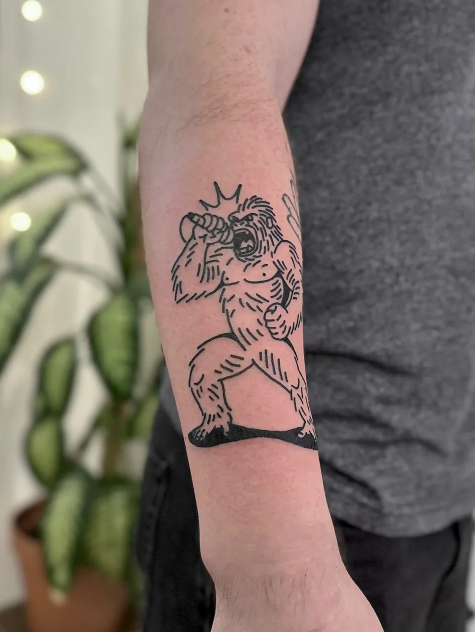 Ignorant tatuaż ryczącego goryla z koroną na przedramieniu — Tattoo, Wujek Darek Tattoo, Warszawa