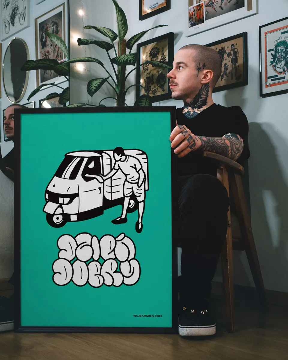 Gruby kontur – ilustracja z pojazdem trójkołowym i postacią w stylu ignorant — Tattoo, Wujek Darek Tattoo, Warszawa