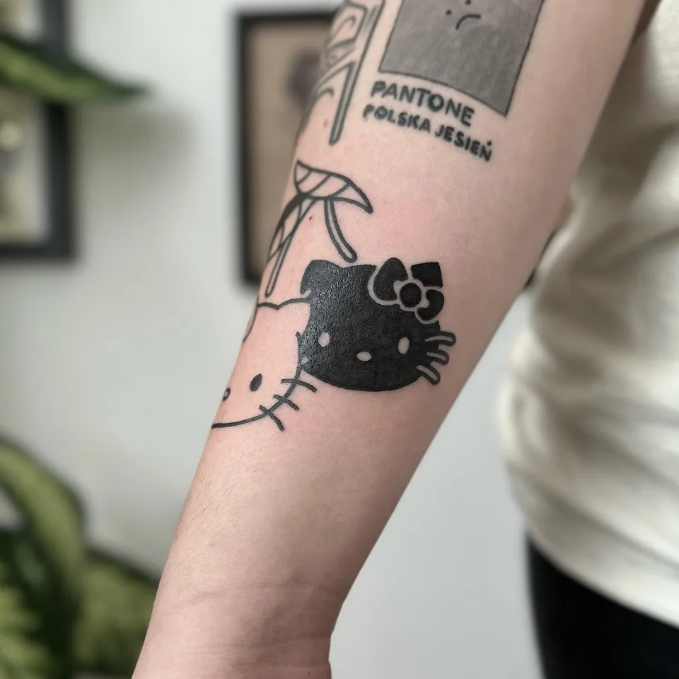 Ignorant blackwork tatuaż Hello Kitty na przedramieniu — Tattoo, Wujek Darek Tattoo, Warszawa