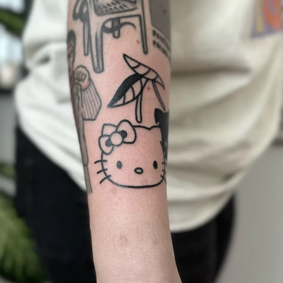 Ignorant blackwork tatuaż Hello Kitty na przedramieniu (2) — Tattoo, Wujek Darek Tattoo, Warszawa