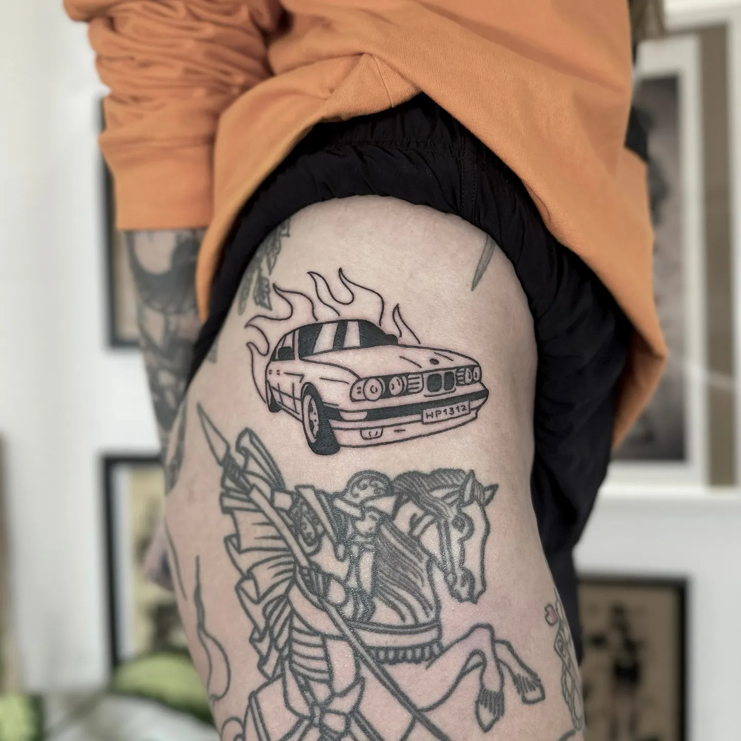 Ignorant tatuaż płonącego BMW E34 na udzie — Tattoo, Wujek Darek Tattoo, Warszawa