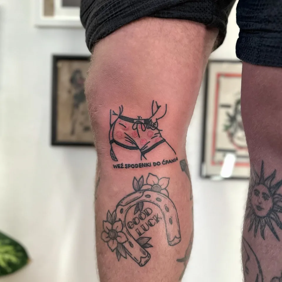 Ignorant tatuaż podkowy i pupy w bieliźnie na kolanie — Tattoo, Wujek Darek Tattoo, Warszawa