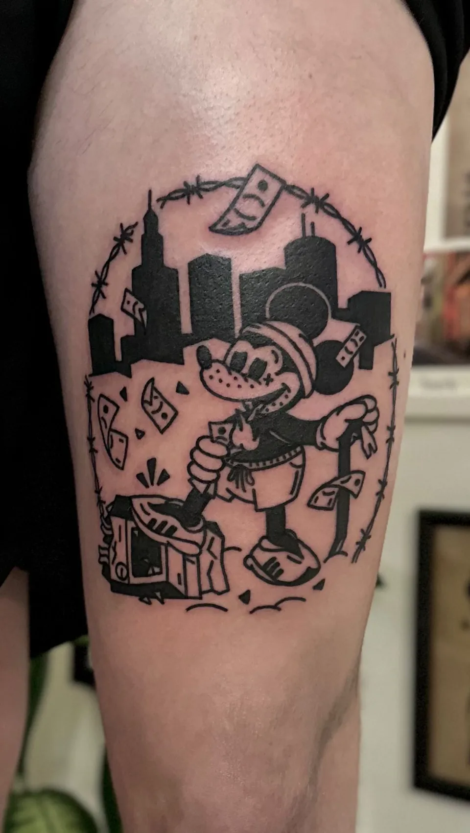 Ignorant tatuaż Myszki Miki z kasą i pieniędzmi na tle miasta — Tattoo, Wujek Darek Tattoo, Warszawa