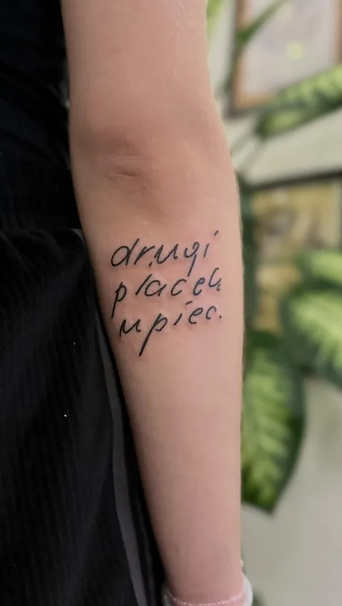 Ignorant tatuaż – trzy linie pisma odręcznego na przedramieniu — Tattoo, Wujek Darek Tattoo, Warszawa