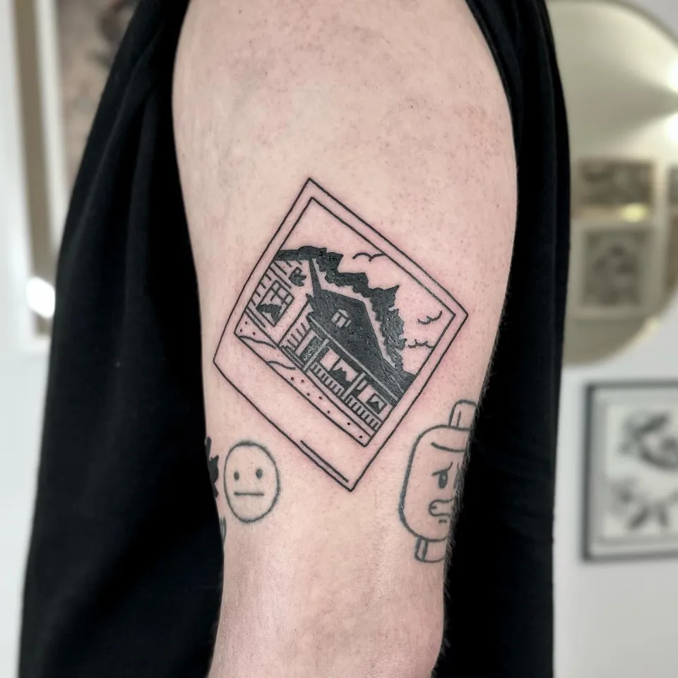 Ignorant tatuaż domu na zdjęciu polaroidowym z meme'owymi postaciami — Tattoo, Wujek Darek Tattoo, Warszawa