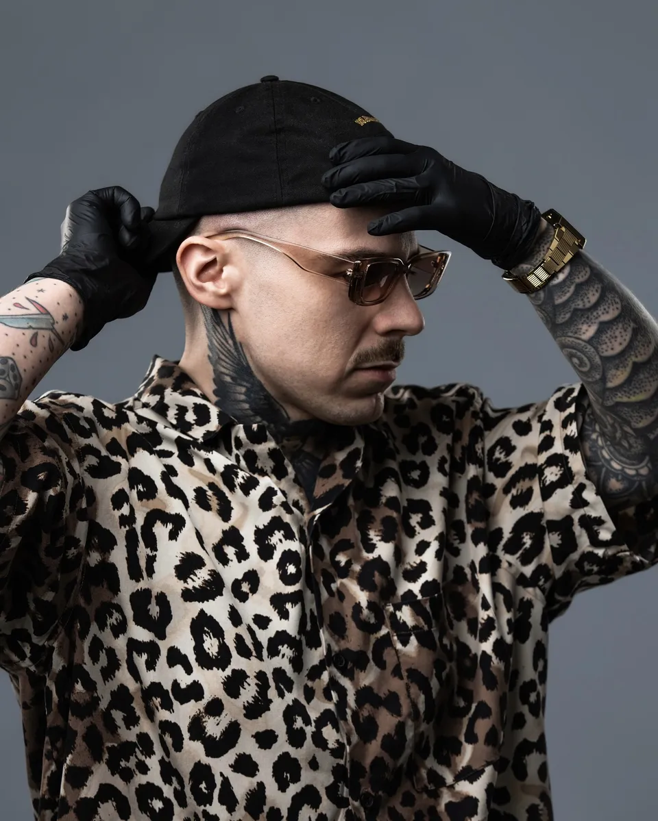 Tatuaże w stylu clean ignorant na rękach i szyi – gruby kontur — Tattoo, Wujek Darek Tattoo, Warszawa