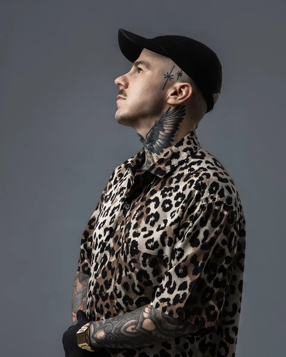 Tatuaże w stylu clean ignorant na rękach i szyi – gruby kontur (2) — Tattoo, Wujek Darek Tattoo, Warszawa