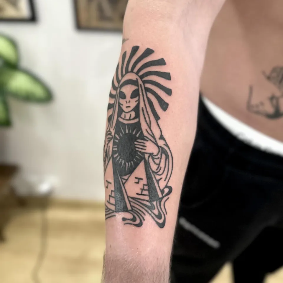 Ignorant tatuaż kosmity w stylu Matki Boskiej z piramidą na przedramieniu (3) — Tattoo, Wujek Darek Tattoo, Warszawa