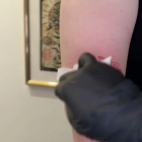 Gruby kontur tatuażu na ramieniu – etap nakładania tynku po sesji — Tattoo, Wujek Darek Tattoo, Warszawa