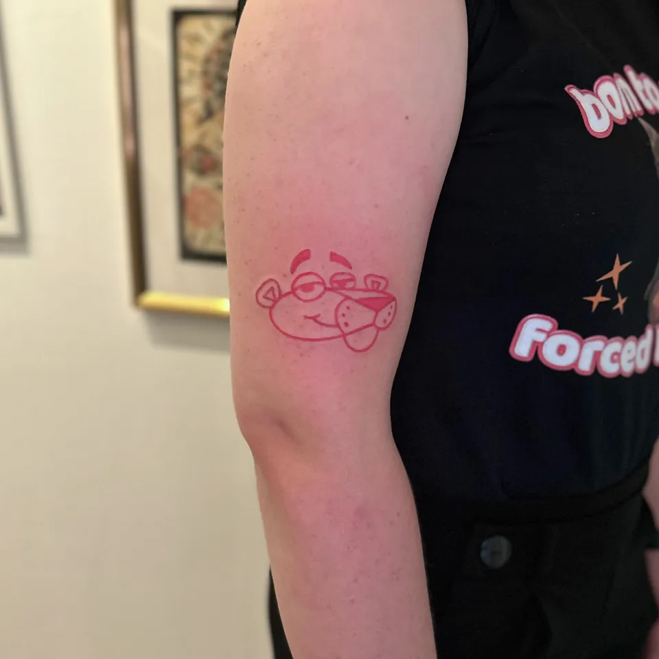 Gruby kontur tatuażu na ramieniu – etap nakładania tynku po sesji (2) — Tattoo, Wujek Darek Tattoo, Warszawa