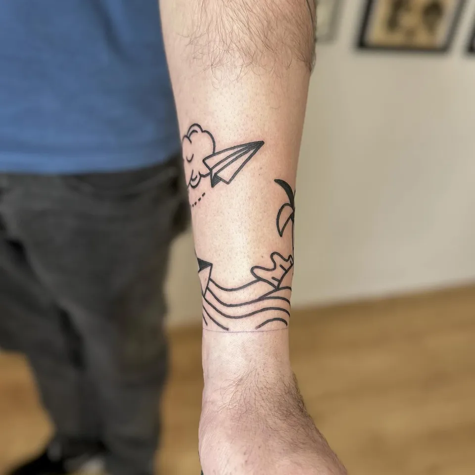 Tatuaż papierowego samolotu z chmurą i papierowej łódki na fali (2) — Tattoo, Wujek Darek Tattoo, Warszawa