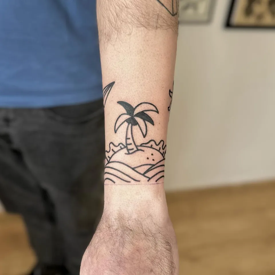 Tatuaż papierowego samolotu z chmurą i papierowej łódki na fali (3) — Tattoo, Wujek Darek Tattoo, Warszawa