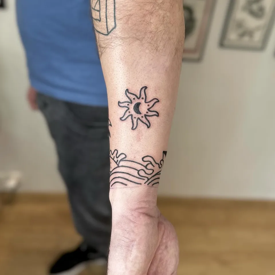 Tatuaż papierowego samolotu z chmurą i papierowej łódki na fali (4) — Tattoo, Wujek Darek Tattoo, Warszawa