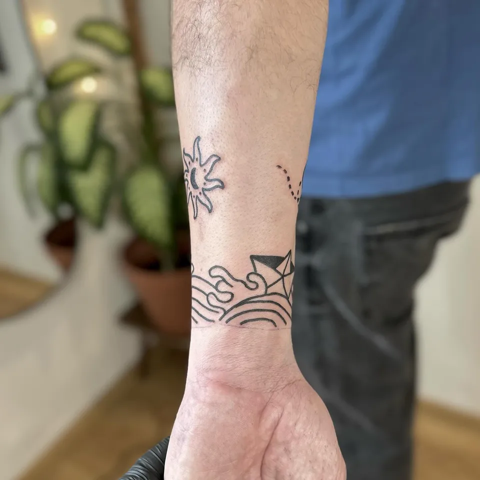 Tatuaż papierowego samolotu z chmurą i papierowej łódki na fali (5) — Tattoo, Wujek Darek Tattoo, Warszawa