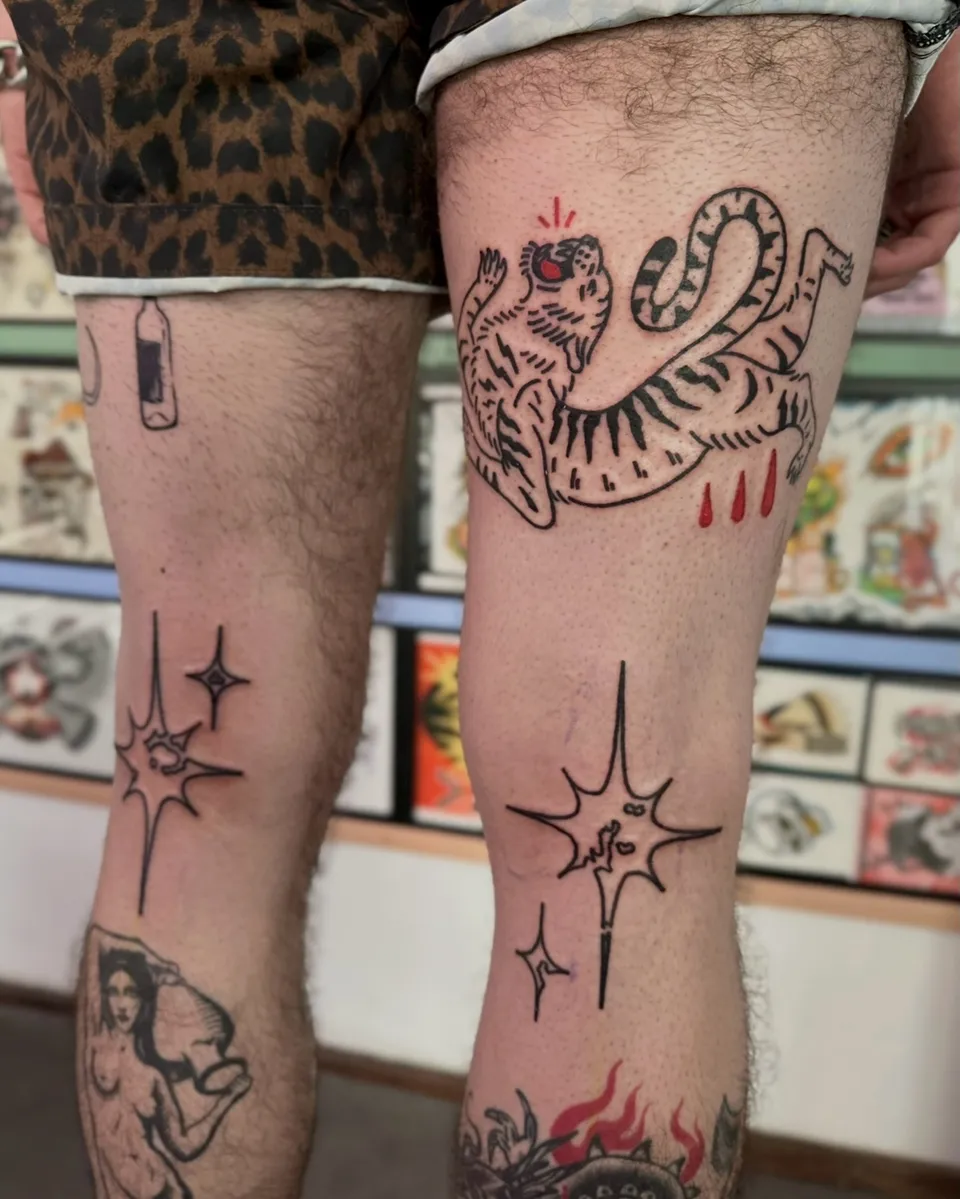 Ignorant tatuaż tygrysa z wężem na udzie i gwiazdozbiory na kolanach — Tattoo, Wujek Darek Tattoo, Warszawa