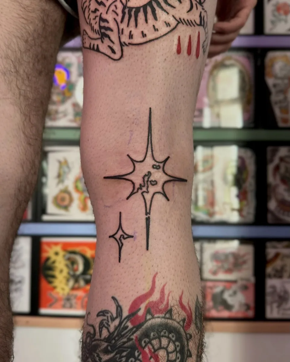 Ignorant tatuaż tygrysa z wężem na udzie i gwiazdozbiory na kolanach (3) — Tattoo, Wujek Darek Tattoo, Warszawa