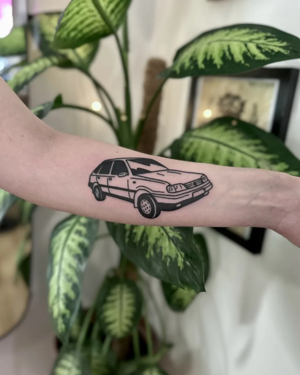 Tatuaż samochodu osobowego grubym konturem na przedramieniu — Tattoo, Wujek Darek Tattoo, Warszawa