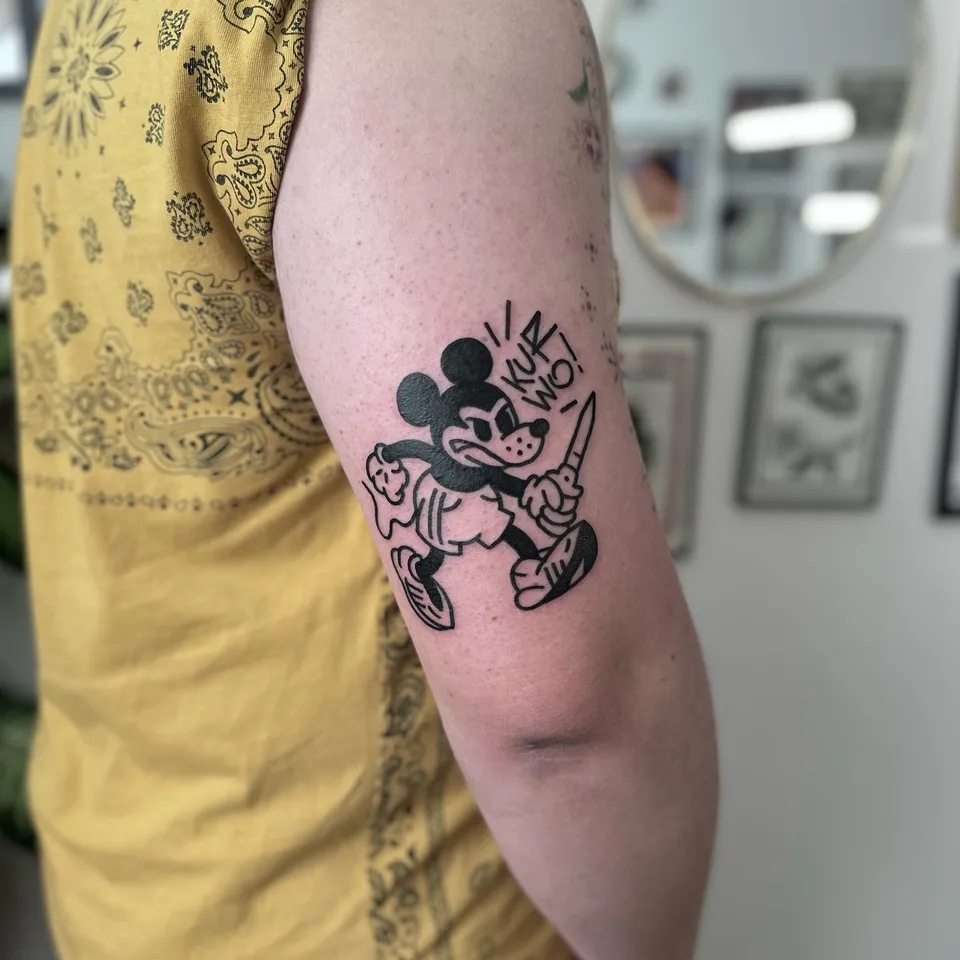 Ignorant tatuaż myszy z nożem na ramieniu w grubym konturze (2) — Tattoo, Wujek Darek Tattoo, Warszawa