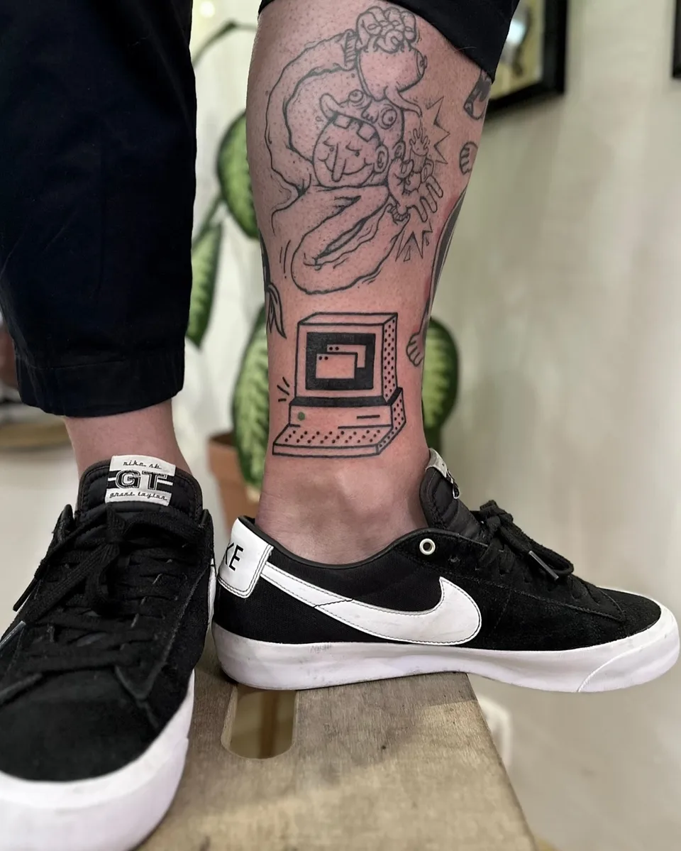 Ignorant tatuaż retro komputera na kostce nogi — Tattoo, Wujek Darek Tattoo, Warszawa
