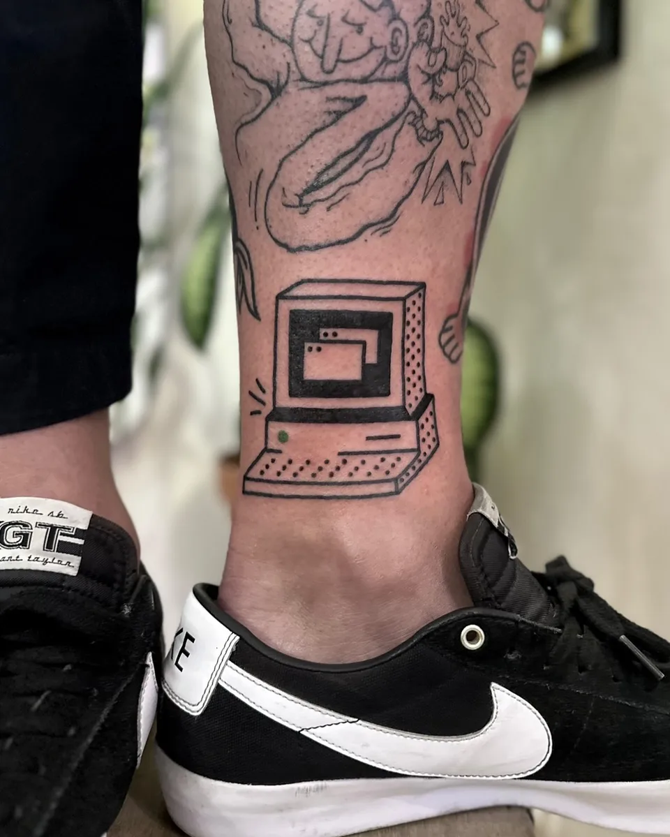 Ignorant tatuaż retro komputera na kostce nogi (2) — Tattoo, Wujek Darek Tattoo, Warszawa
