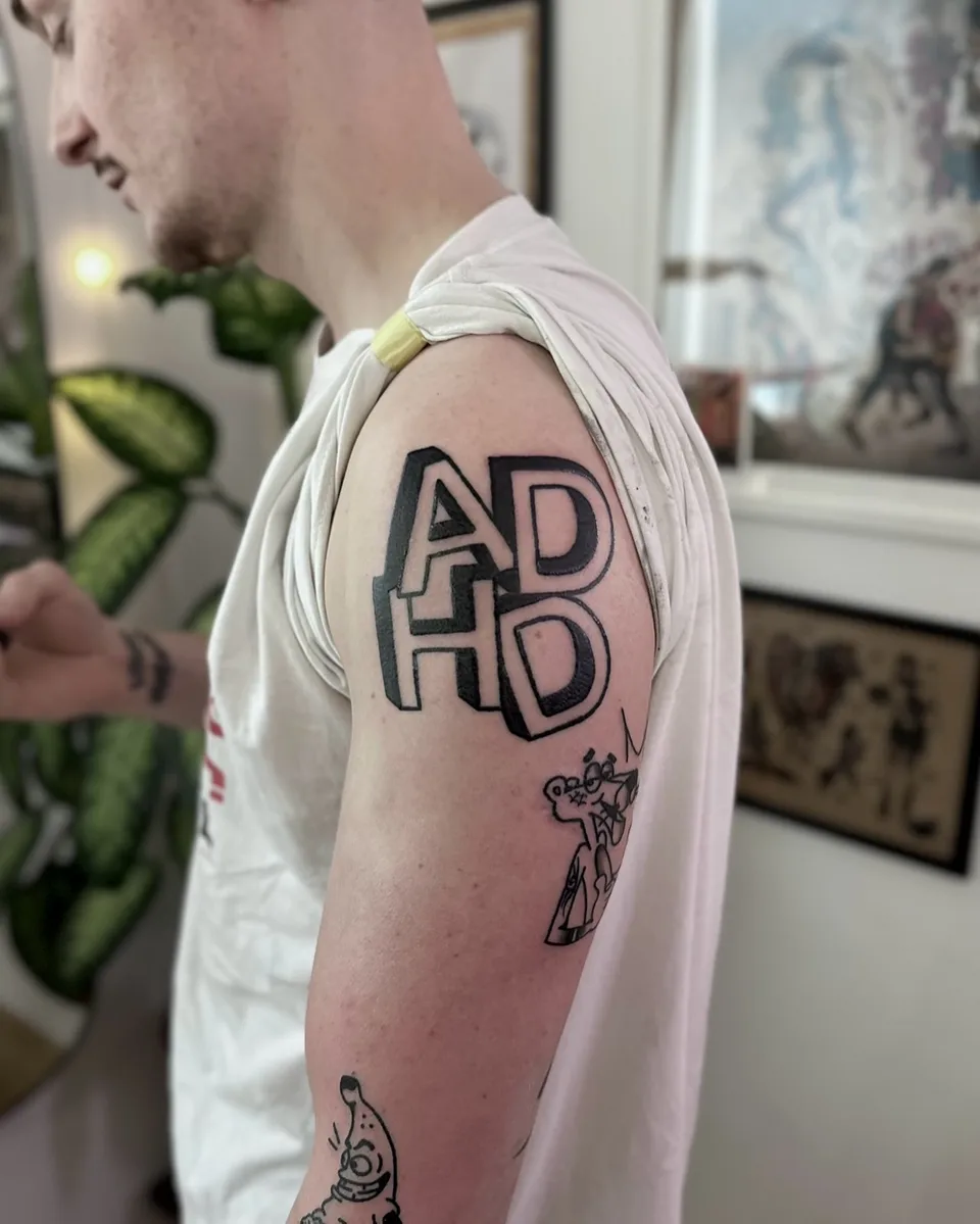 Tatuaż z pogrubionym liternictwem na ramieniu w stylu ignorant — Tattoo, Wujek Darek Tattoo, Warszawa