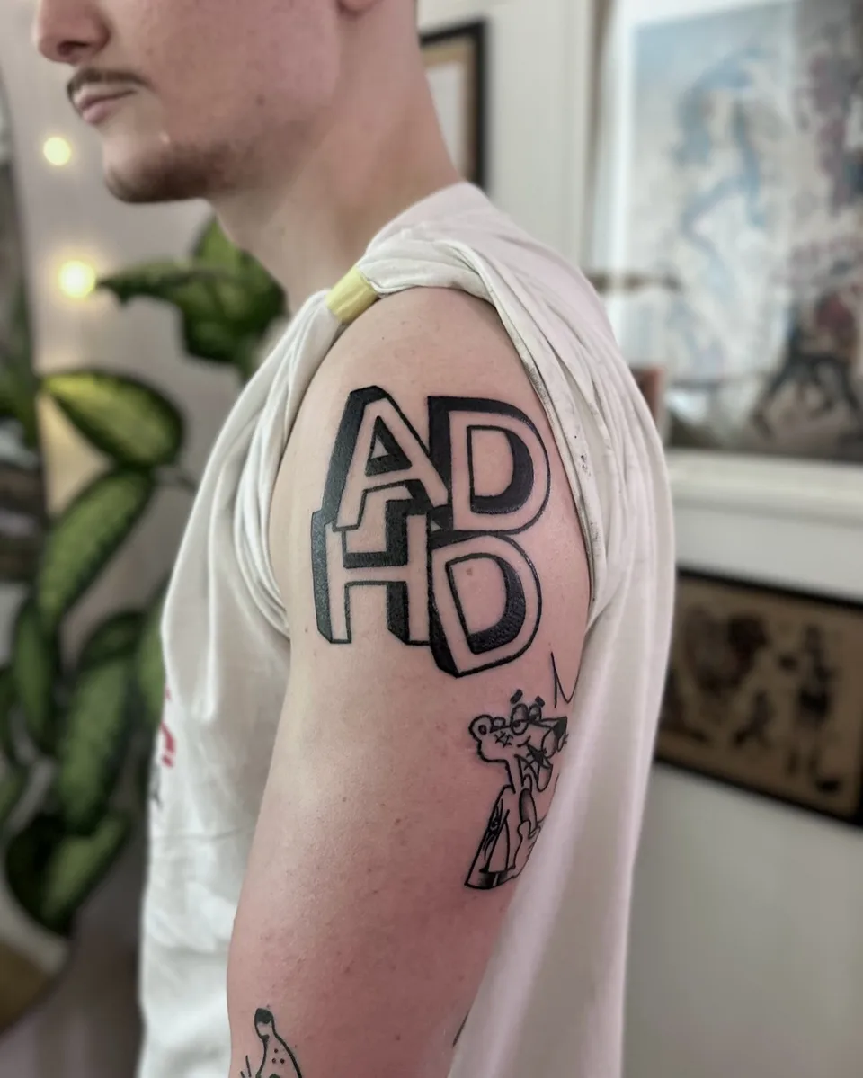 Tatuaż z pogrubionym liternictwem na ramieniu w stylu ignorant (2) — Tattoo, Wujek Darek Tattoo, Warszawa
