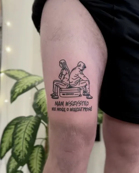 Ignorant tatuaż dwóch postaci siedzących plecami do siebie na walizce — Tattoo, Wujek Darek Tattoo, Warszawa