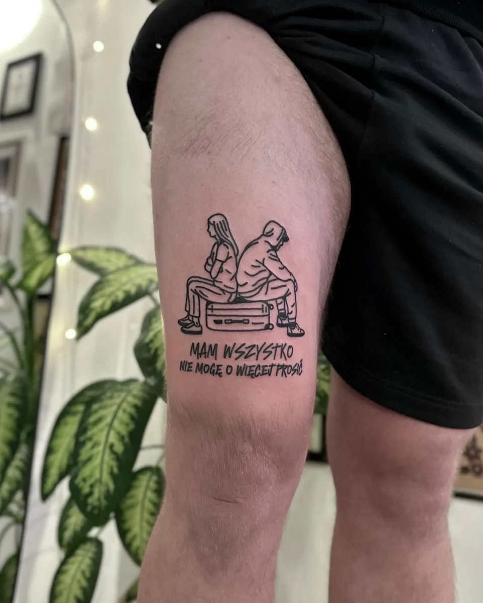 Ignorant tatuaż dwóch postaci siedzących plecami do siebie na walizce (2) — Tattoo, Wujek Darek Tattoo, Warszawa