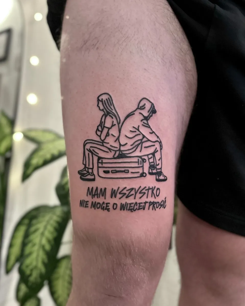 Ignorant tatuaż dwóch postaci siedzących plecami do siebie na walizce (3) — Tattoo, Wujek Darek Tattoo, Warszawa