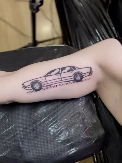 Tatuaż samochodu osobowego na przedramieniu w stylu gruby kontur — Tattoo, Wujek Darek Tattoo, Warszawa