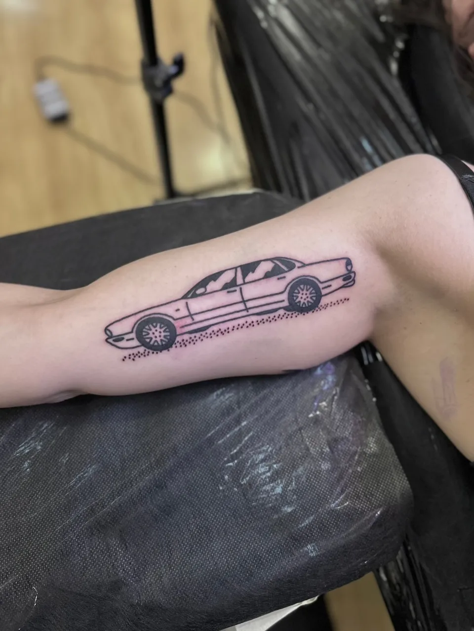 Tatuaż samochodu osobowego na przedramieniu w stylu gruby kontur (2) — Tattoo, Wujek Darek Tattoo, Warszawa