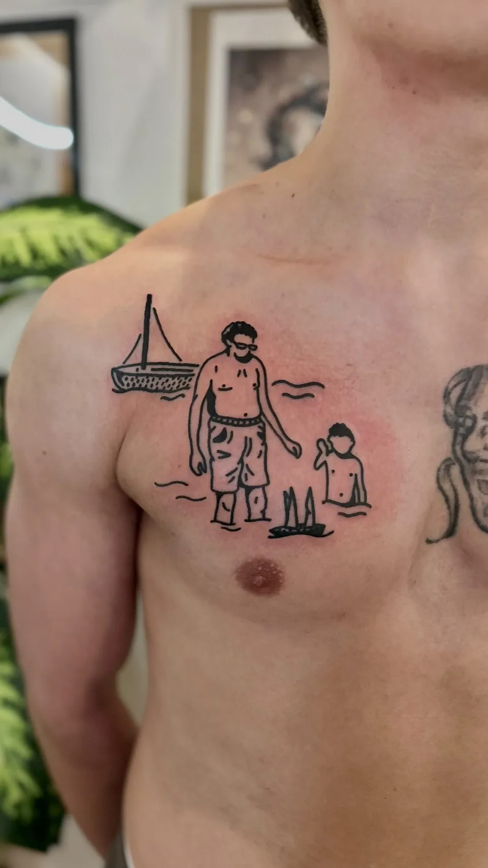 Ignorant tatuaż z ojcem i synem na plaży z żaglówką na klatce piersiowej — Tattoo, Wujek Darek Tattoo, Warszawa