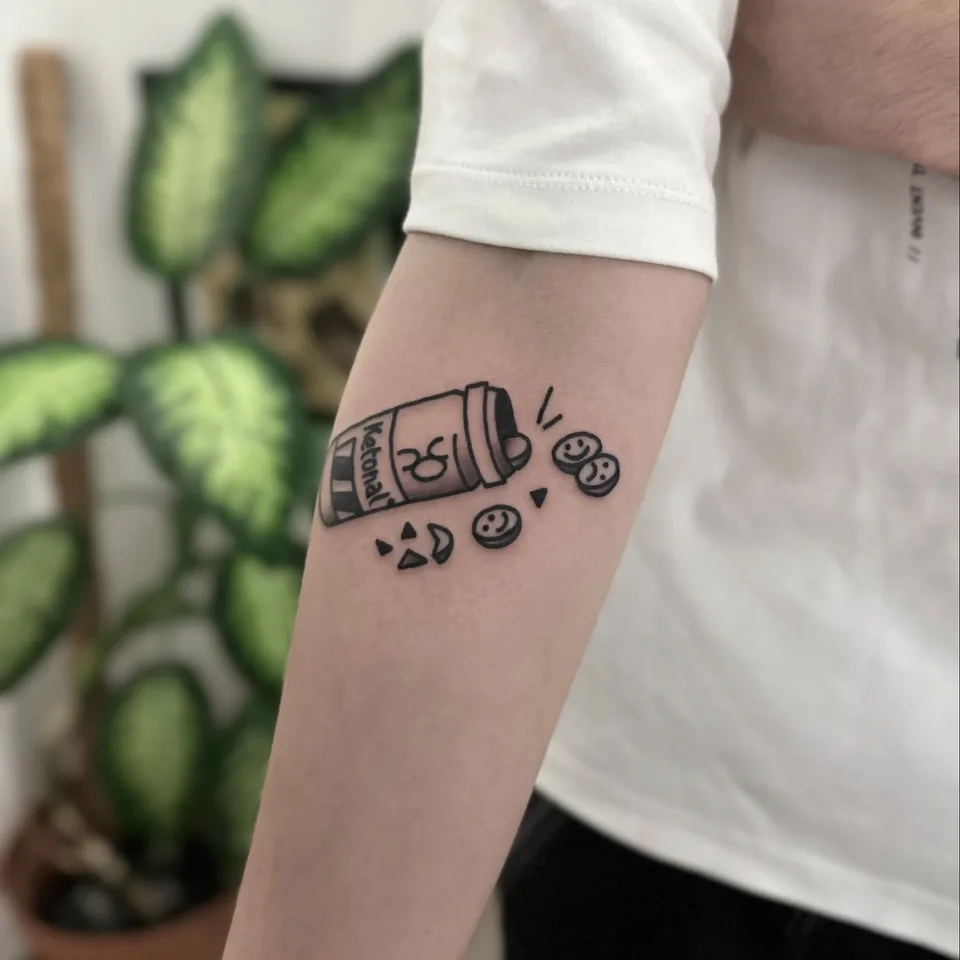 Ignorant tatuaż przewróconego słoiczka z tabletkami na przedramieniu (2) — Tattoo, Wujek Darek Tattoo, Warszawa