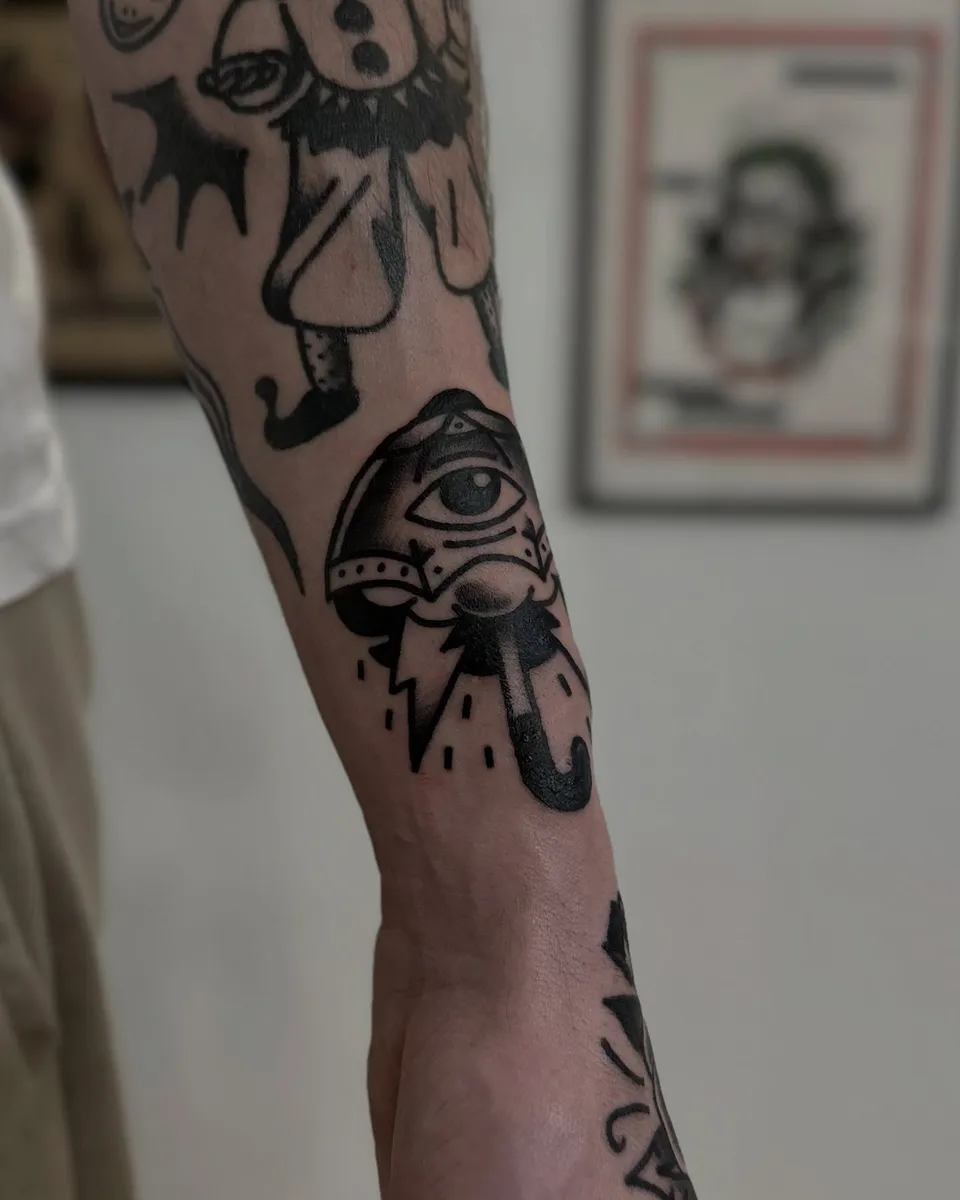 Ignorant tatuaż słonia z okiem opatrzności na przedramieniu — Tattoo, Wujek Darek Tattoo, Warszawa