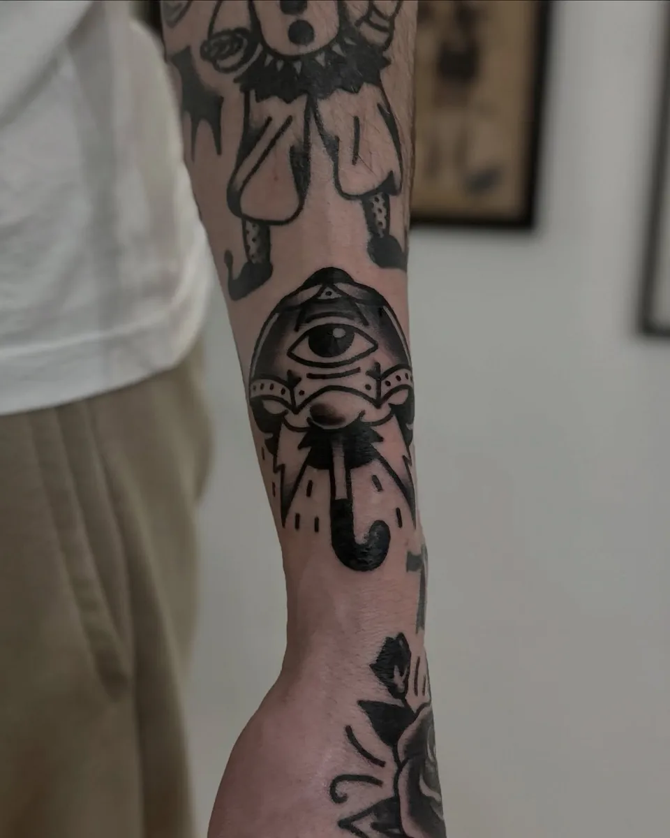 Ignorant tatuaż słonia z okiem opatrzności na przedramieniu (2) — Tattoo, Wujek Darek Tattoo, Warszawa