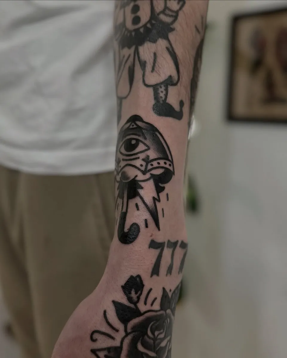 Ignorant tatuaż słonia z okiem opatrzności na przedramieniu (3) — Tattoo, Wujek Darek Tattoo, Warszawa