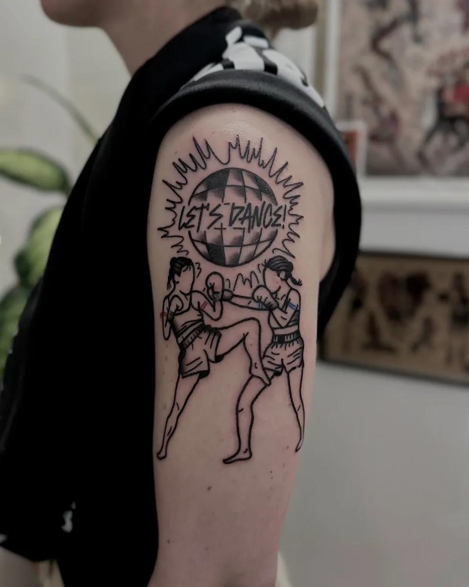 Ignorant tatuaż bokserów z kulą dyskotekową na ramieniu (3) — Tattoo, Wujek Darek Tattoo, Warszawa