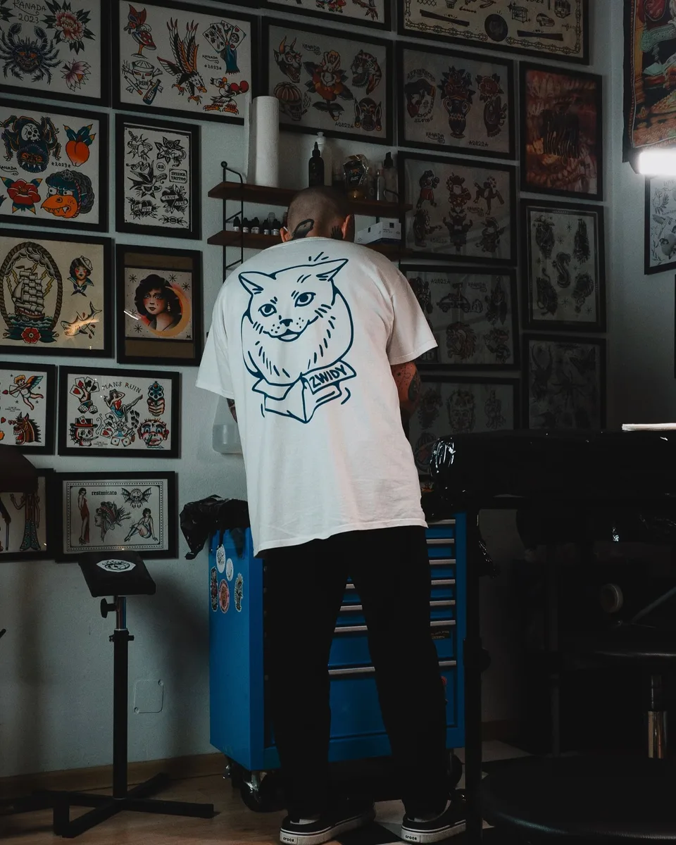 Tatuażysta w studiu z kolekcją flash na ścianie — Tattoo, Wujek Darek Tattoo, Warszawa