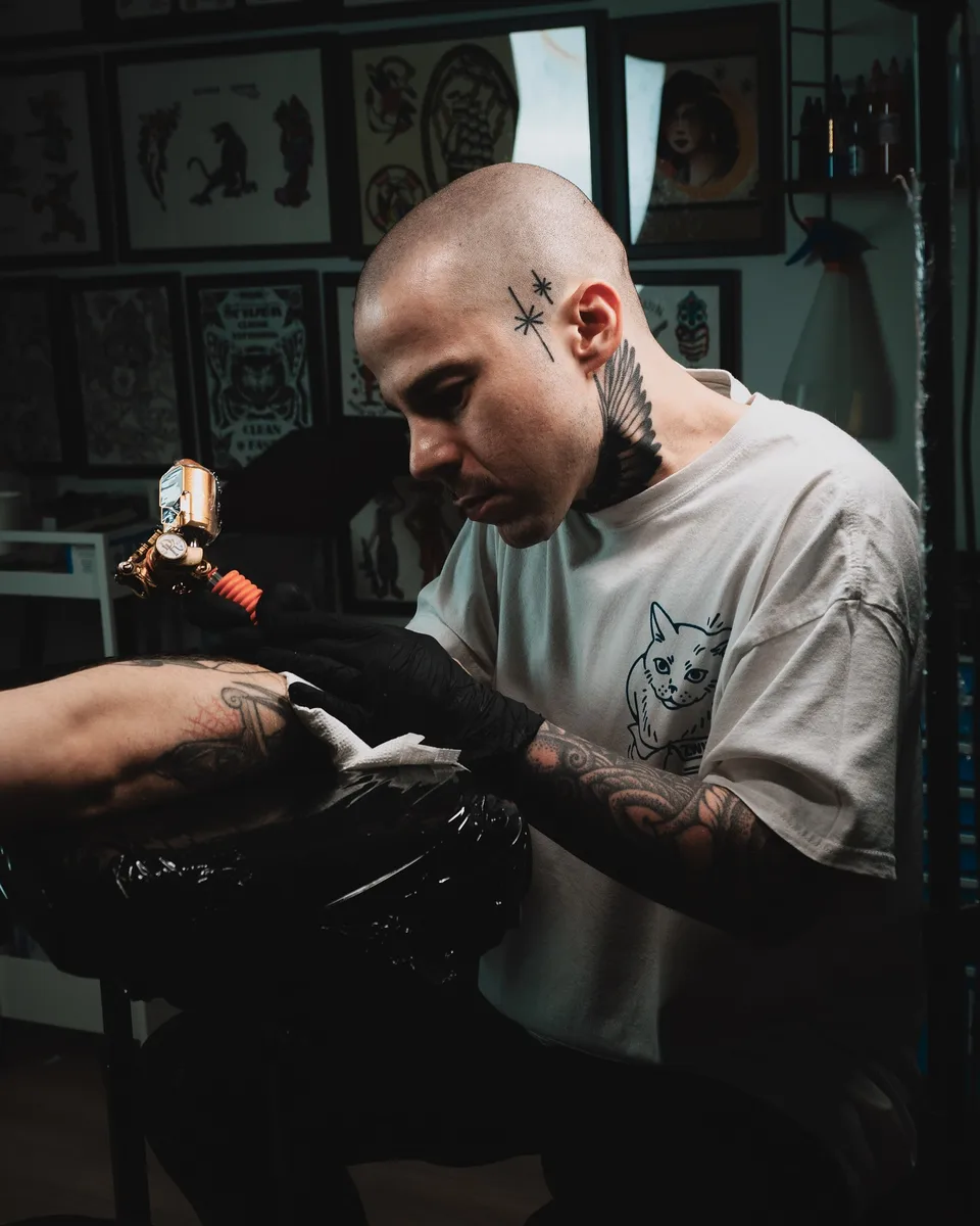 Tatuażysta w studiu z kolekcją flash na ścianie (2) — Tattoo, Wujek Darek Tattoo, Warszawa