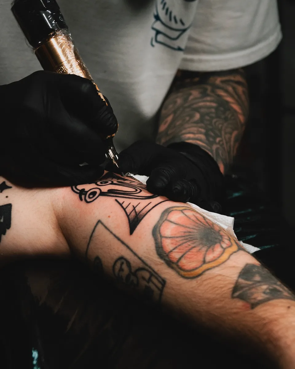 Tatuażysta w studiu z kolekcją flash na ścianie (3) — Tattoo, Wujek Darek Tattoo, Warszawa