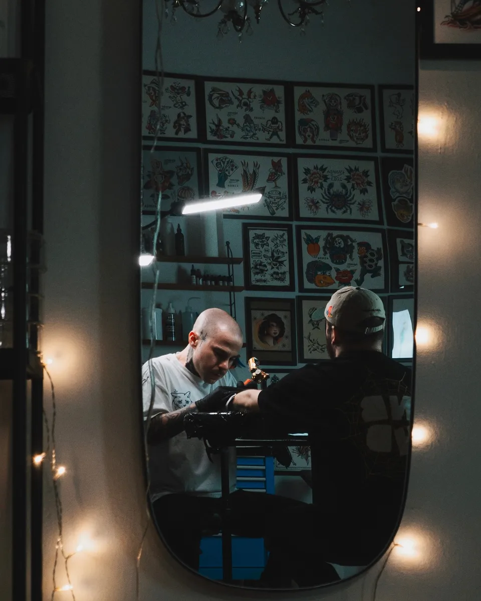 Tatuażysta w studiu z kolekcją flash na ścianie (4) — Tattoo, Wujek Darek Tattoo, Warszawa
