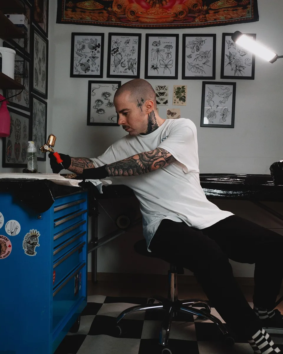 Tatuażysta w studiu z kolekcją flash na ścianie (5) — Tattoo, Wujek Darek Tattoo, Warszawa
