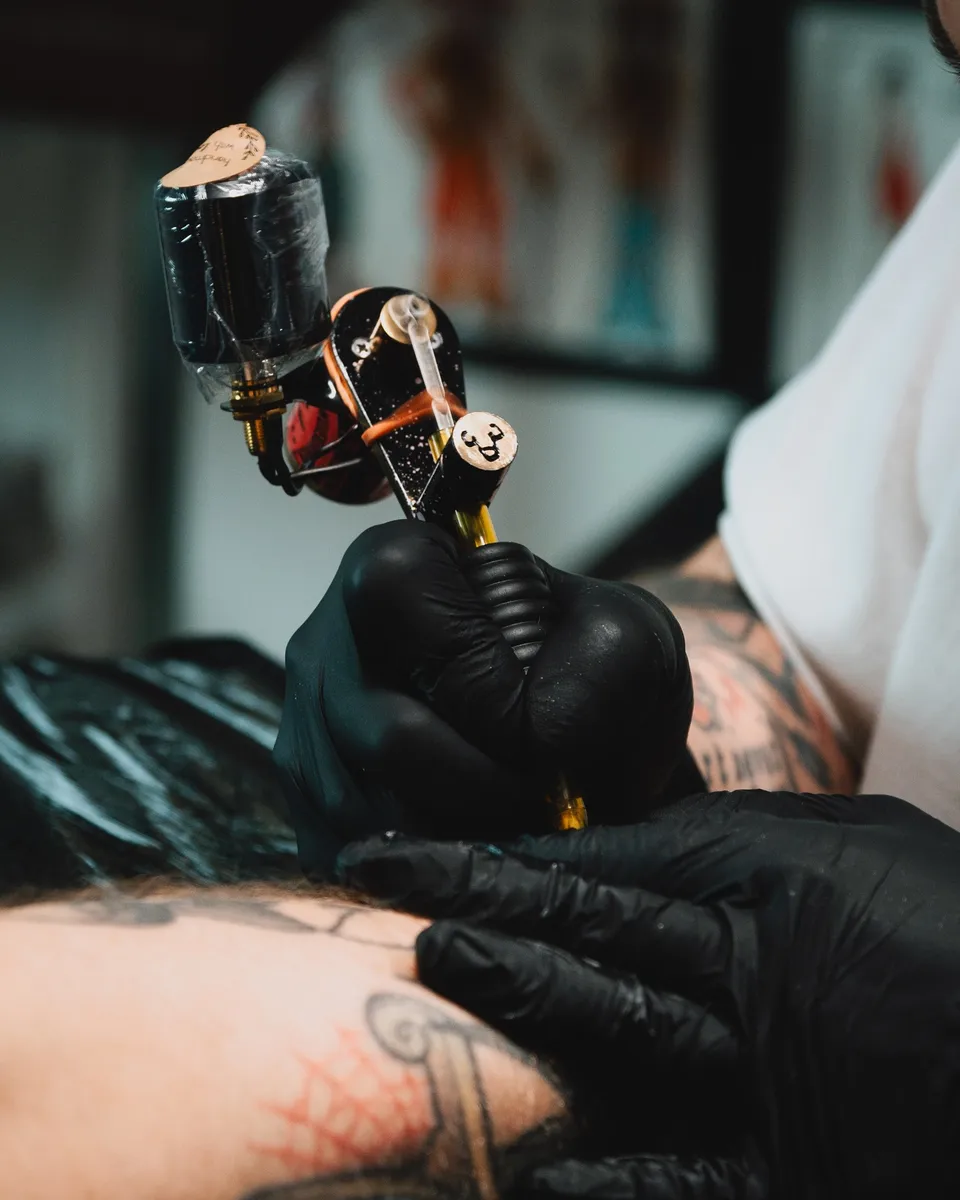 Tatuażysta w studiu z kolekcją flash na ścianie (6) — Tattoo, Wujek Darek Tattoo, Warszawa