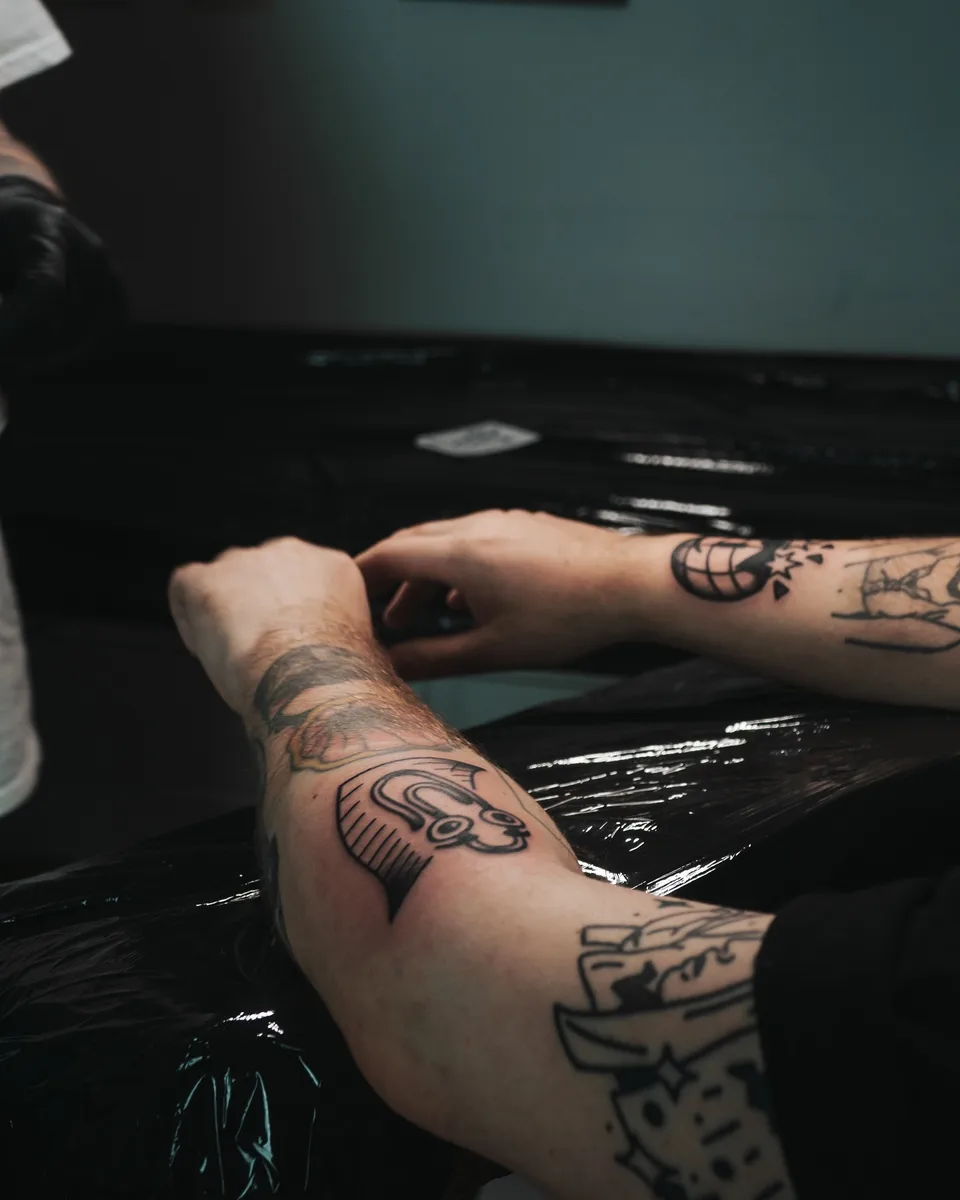 Tatuażysta w studiu z kolekcją flash na ścianie (7) — Tattoo, Wujek Darek Tattoo, Warszawa