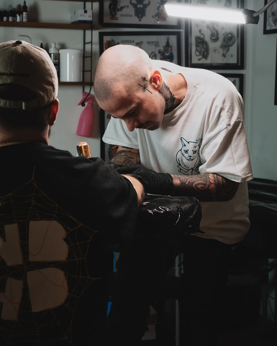 Tatuażysta w studiu z kolekcją flash na ścianie (8) — Tattoo, Wujek Darek Tattoo, Warszawa
