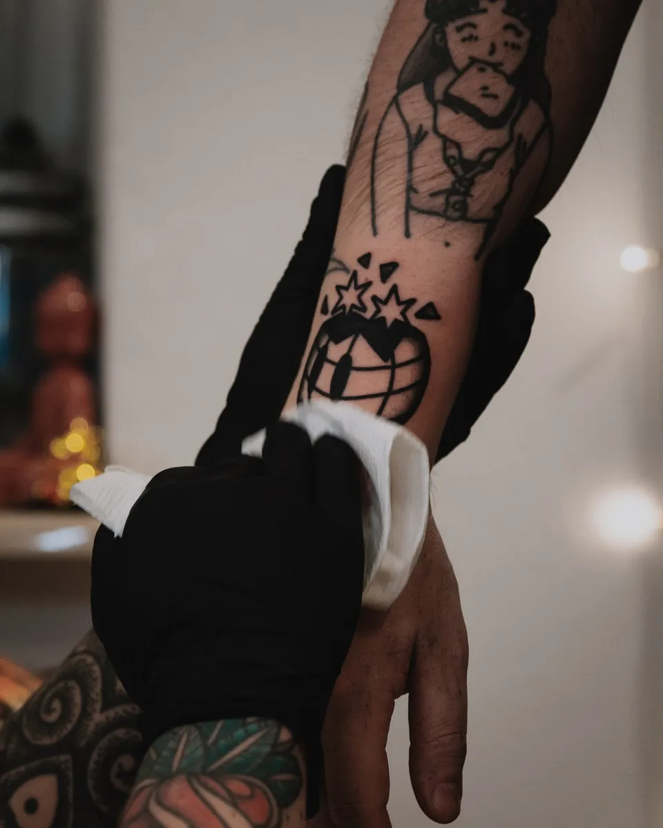 Tatuażysta w studiu z kolekcją flash na ścianie (9) — Tattoo, Wujek Darek Tattoo, Warszawa