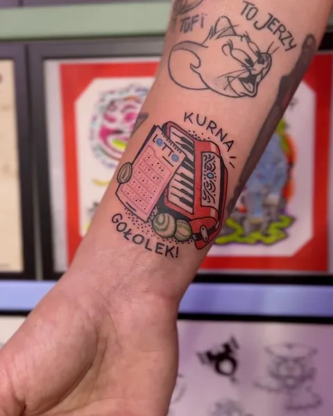 Ignorant tatuaż loterii na nadgarstku z grubym konturem — Tatuaż, Wujek Darek Tattoo, Warszawa