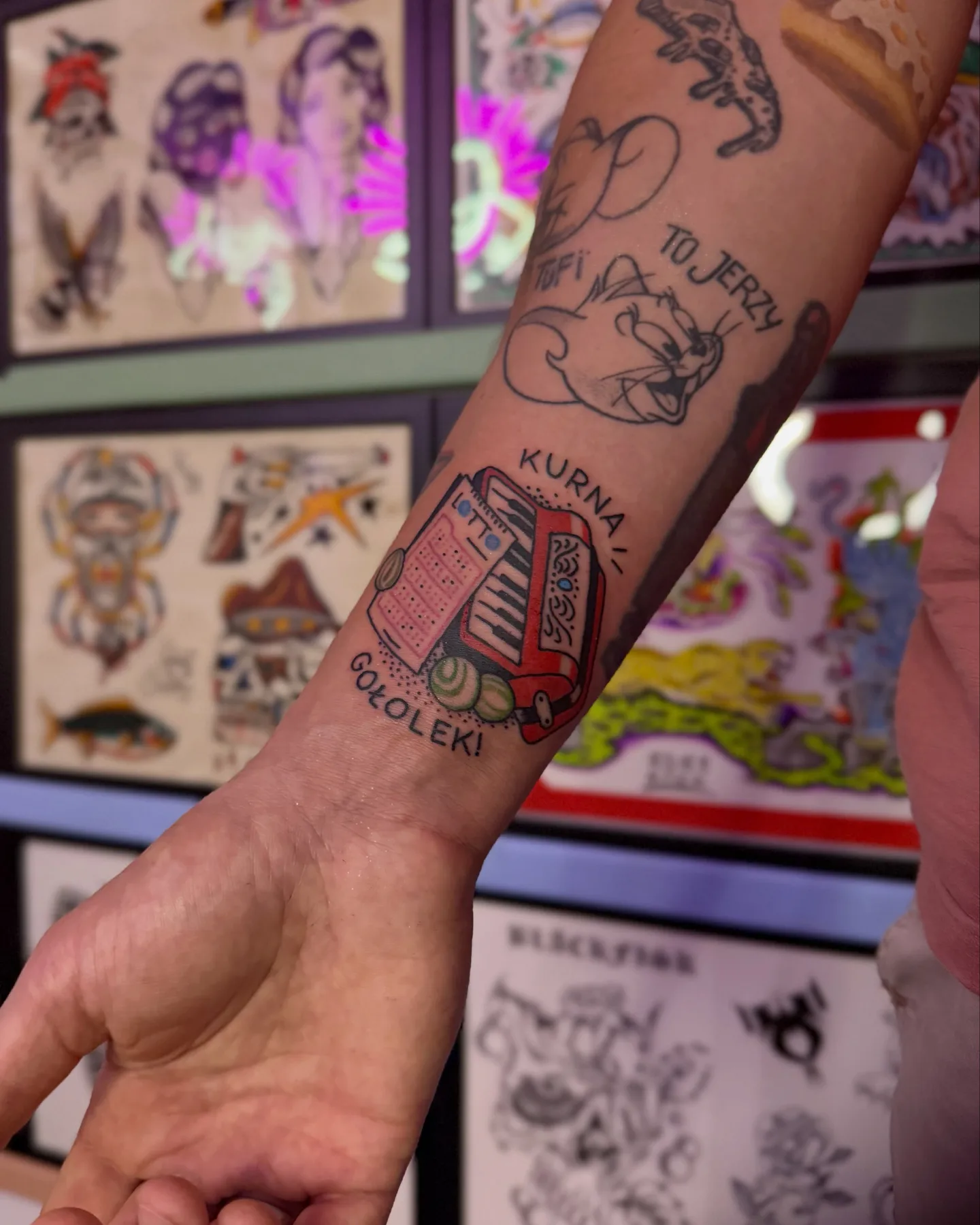 Ignorant tatuaż loterii na nadgarstku z grubym konturem (2) — Tatuaż, Wujek Darek Tattoo, Warszawa