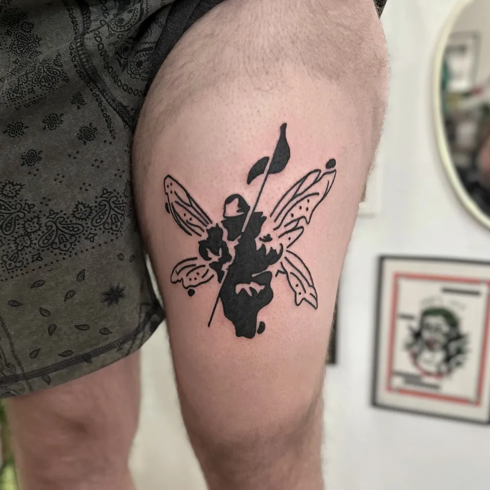 Ignorant tatuaż muchy z grubym konturem na udzie — Tattoo, Wujek Darek Tattoo, Warszawa