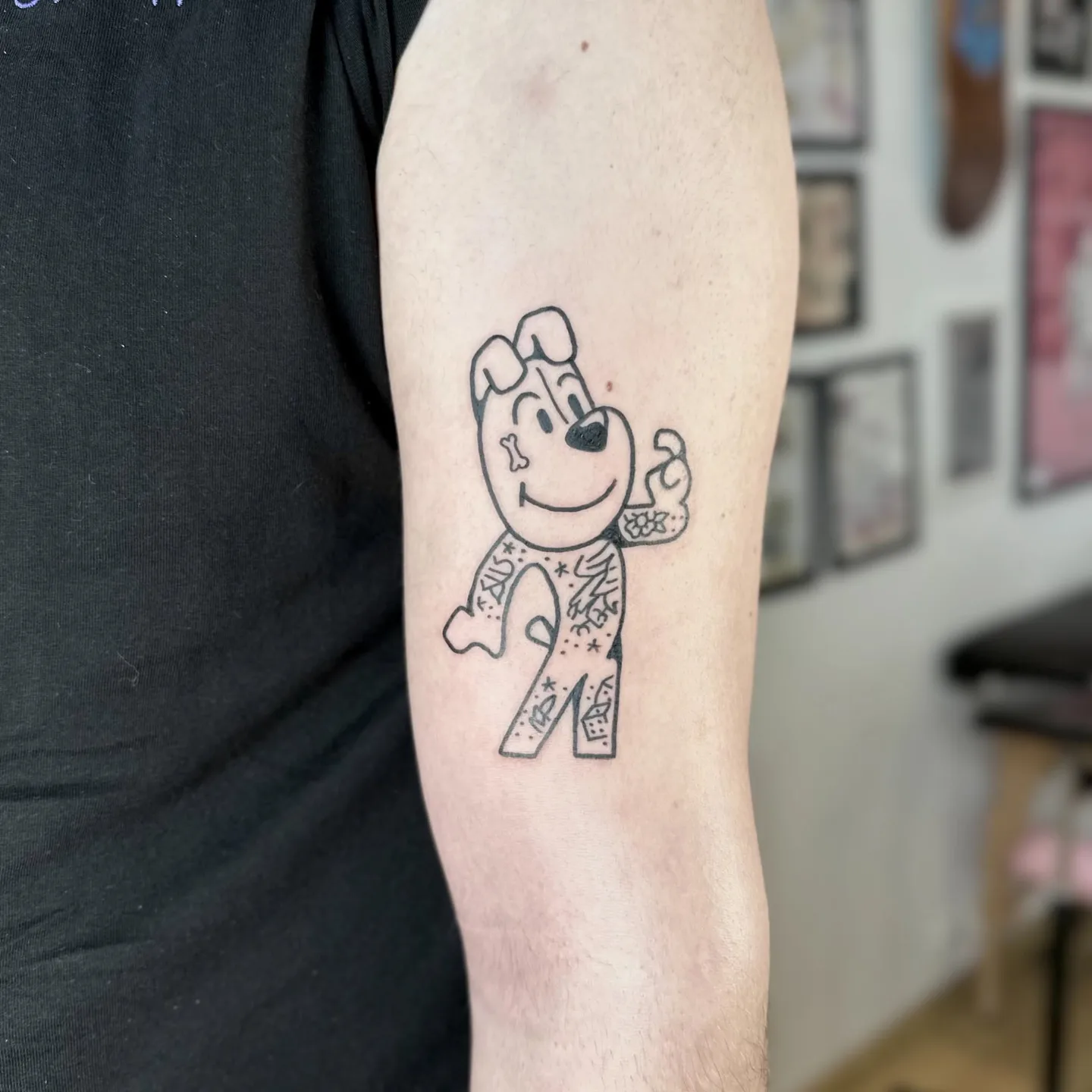Ignorant tatuaż psa w stylu Elvis na ramieniu — Tattoo, Wujek Darek Tattoo, Warszawa
